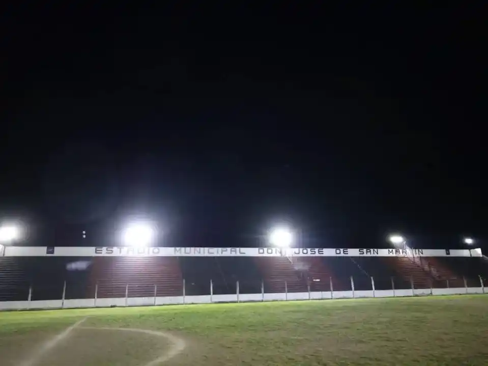 El Estadio municipal ya tiene luces para jugar de noche.