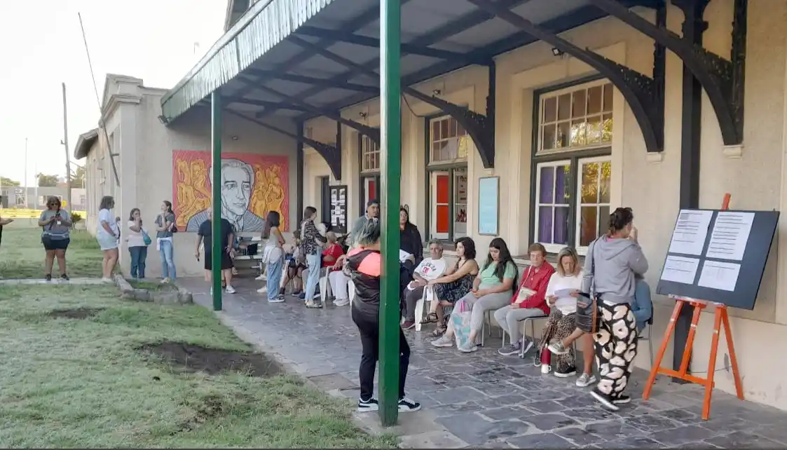 Colas. Desde temprano para lograr vacantes en los talleres
