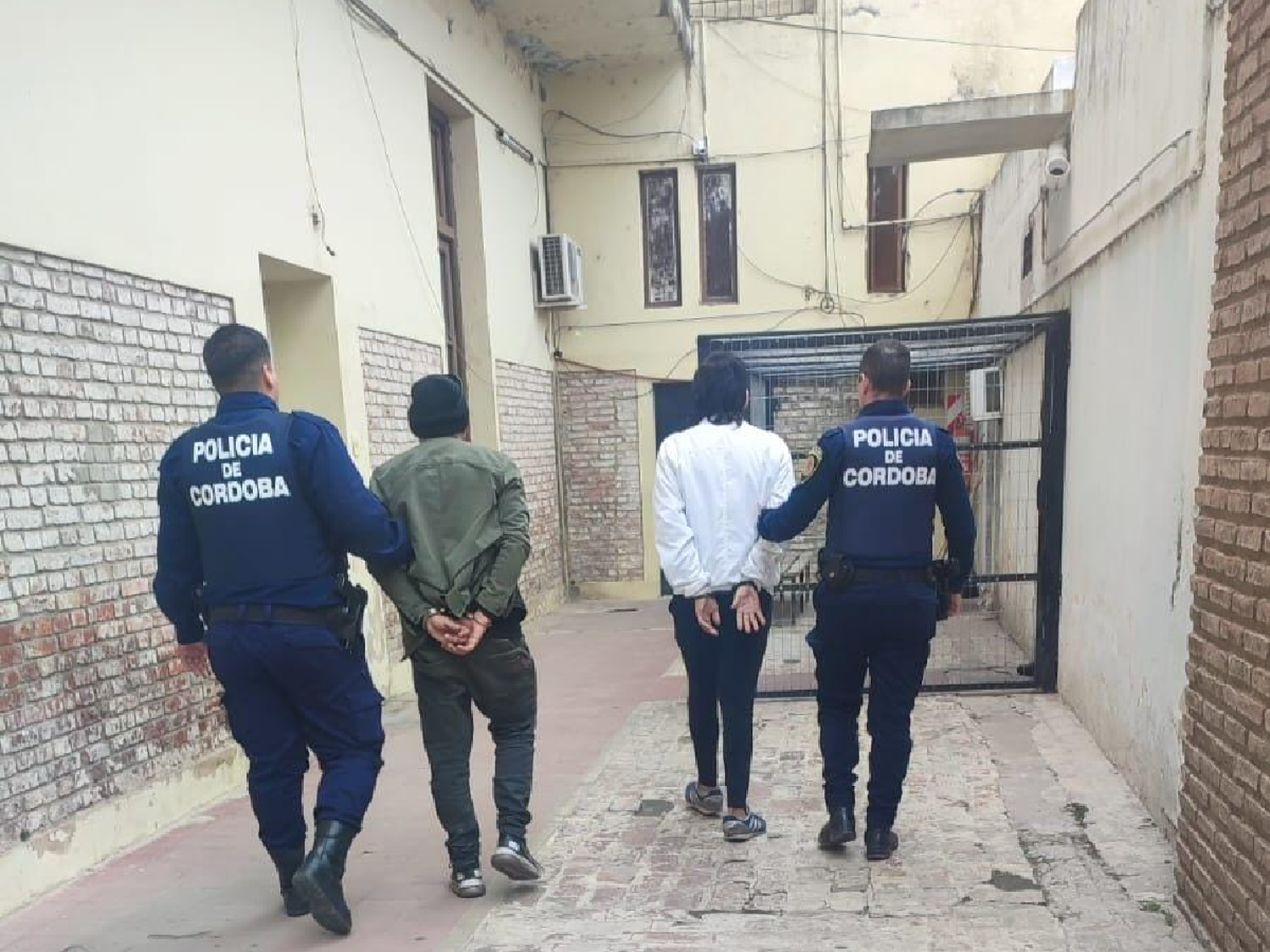 Dos detenidos por robar un auto de un garaje