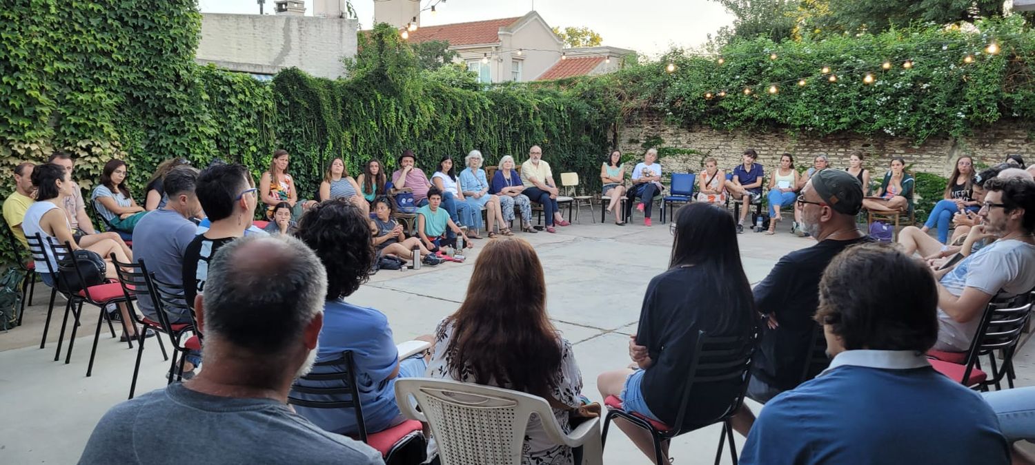 La Sala Malandra fue el escenario de una nueva asamblea de hombres y mujeres del arte y la cultura.