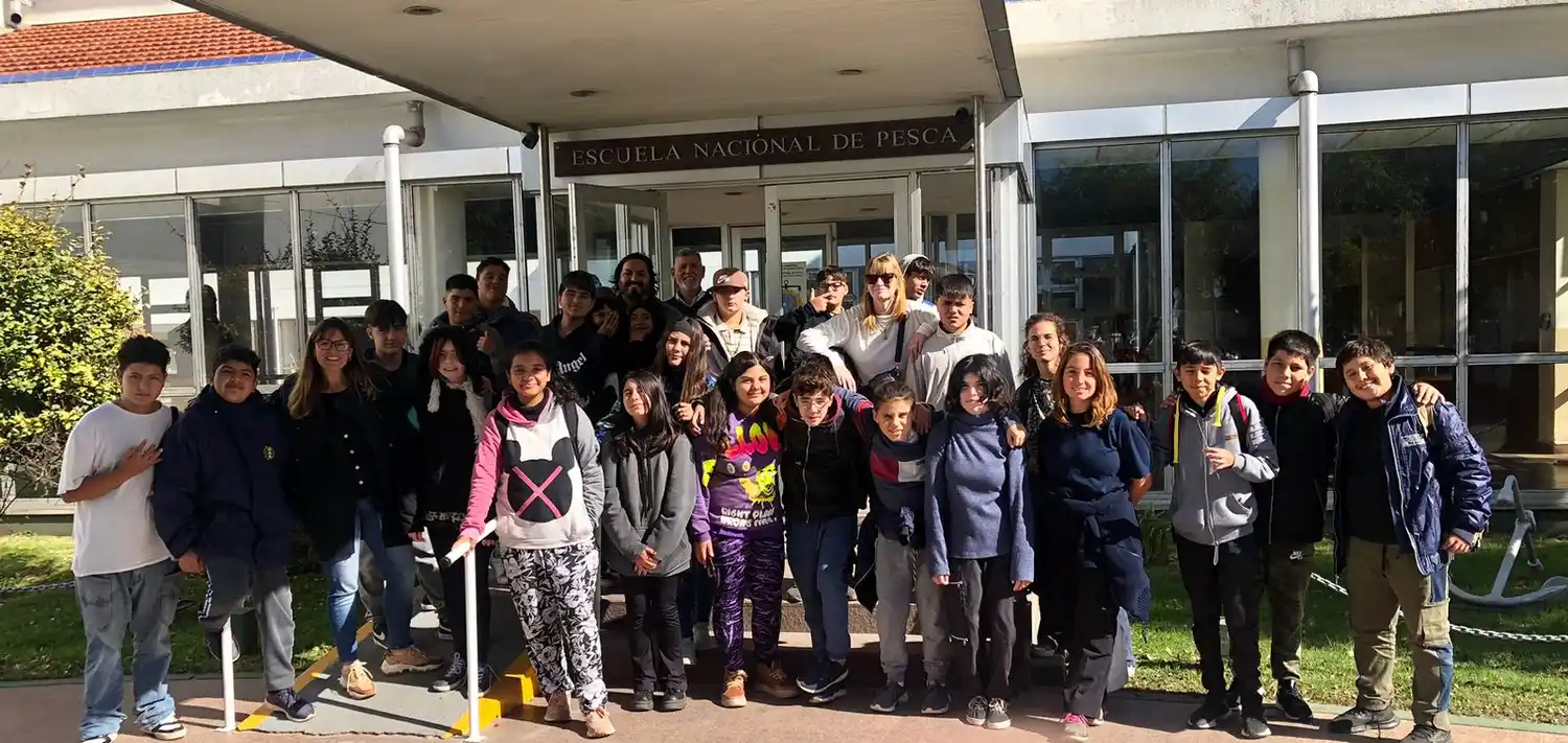 Alumnos de escuelas 70 y 213 visitaron la escuela Nacional de Pesca.