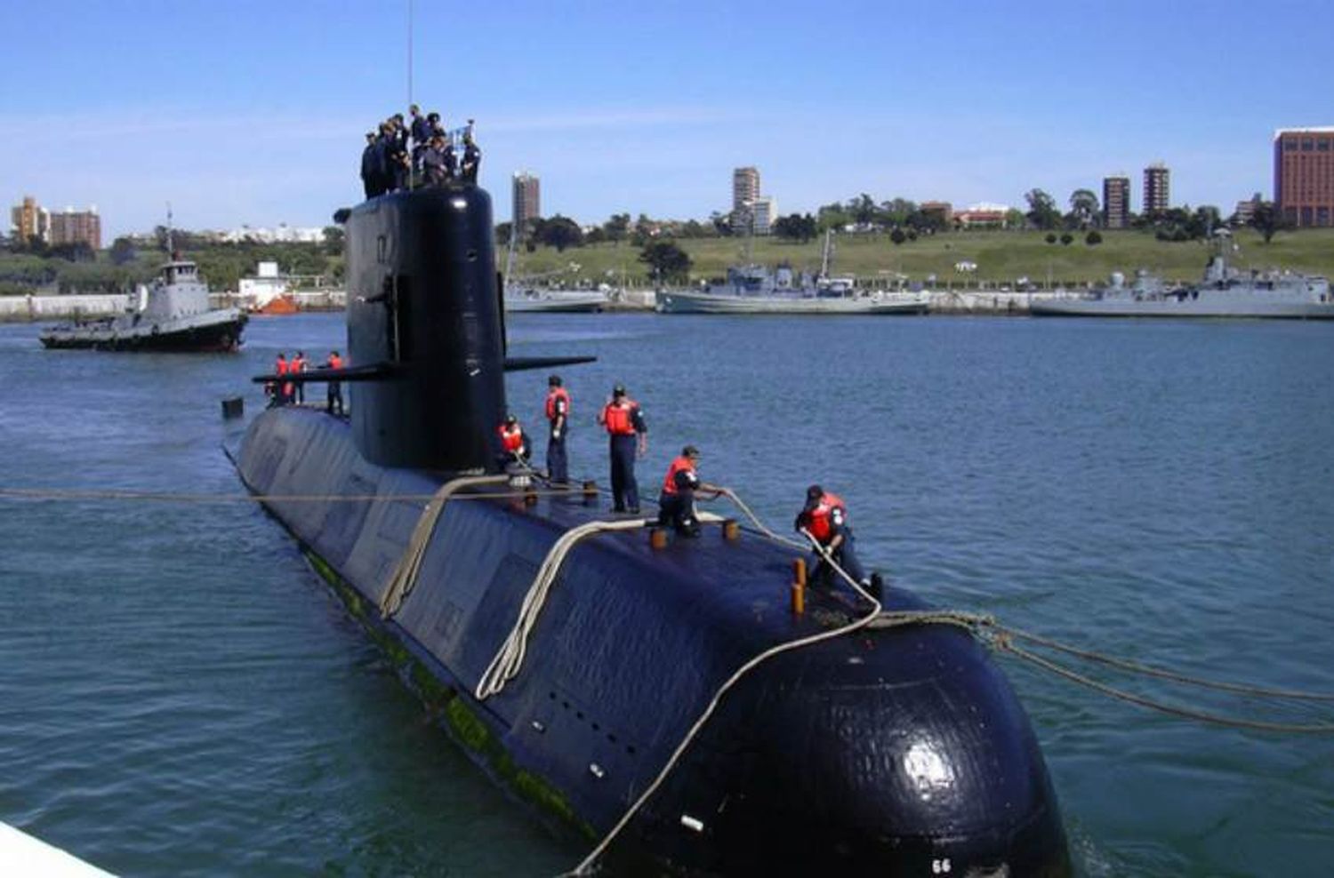 Submarino: rastrean a mil metros de profundidad y llegan naves rusas