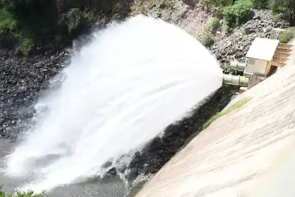 Abrieron las válvulas del Dique San Roque tras superar el nivel del vertedero
