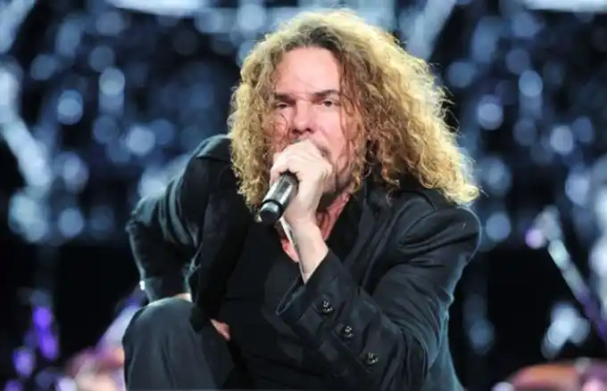 El blooper del cantante de Maná en pleno show