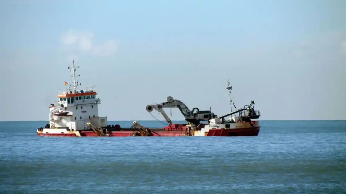 Mar del Plata: comenzó su trabajo la draga que llevará arena a playas del centro