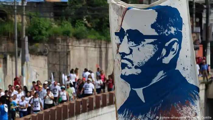 Francisco pide paciencia para la canonización de Mons. Romero