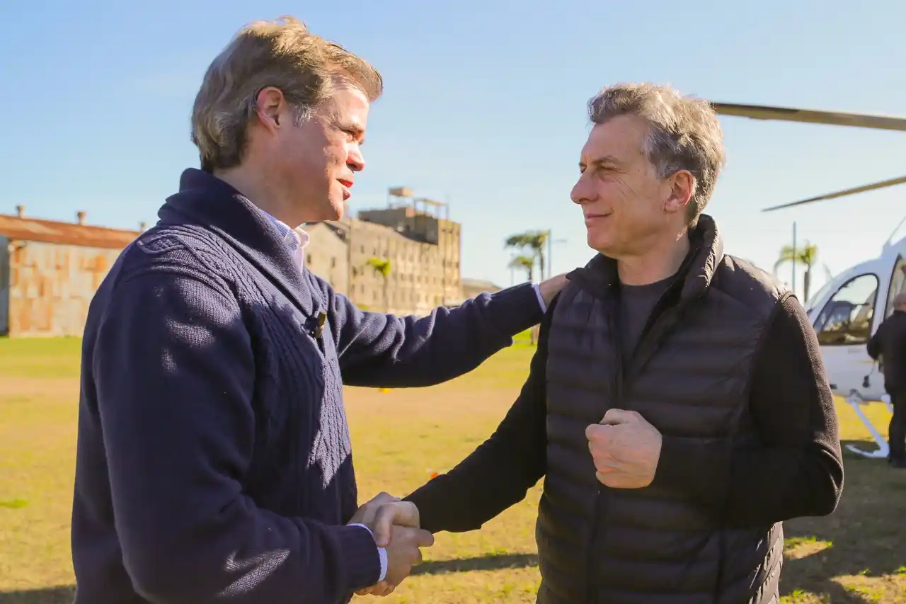 Piaggio recibió a Macri y le entregó una carpeta de proyectos 