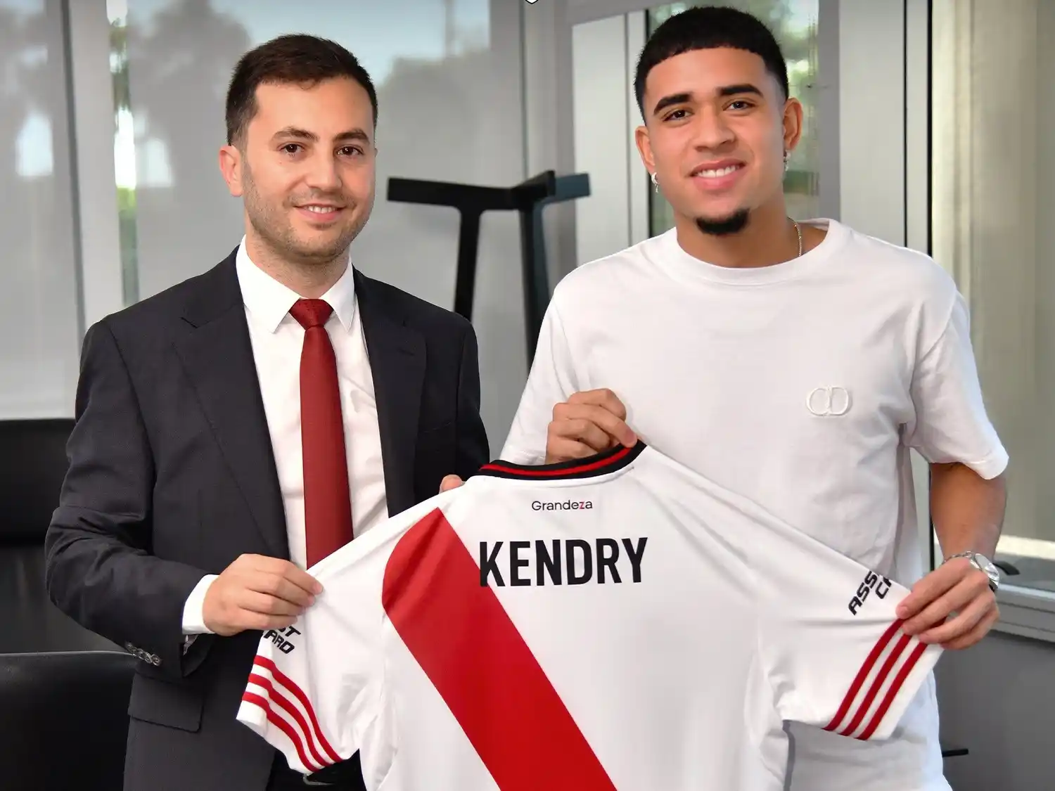 Paéz posa junto al presidente de River, Stefano Di Carlo.