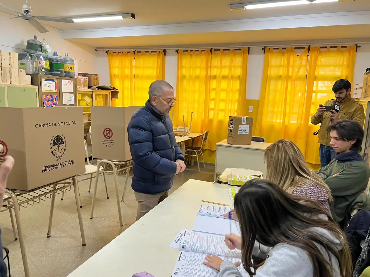 Juan Scavino, candidato a concejal, votó en la Escuela N°1359 J.B. Languier | Crédito: RADIO RAFAELA - 5