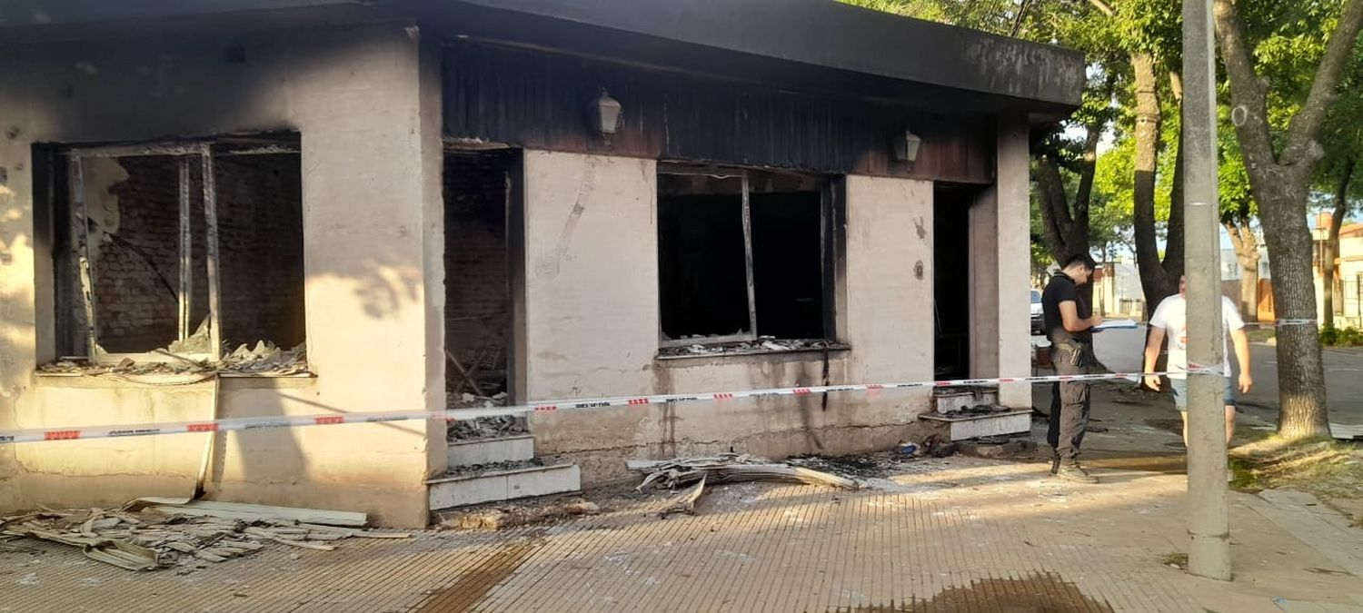 Los daños fueron totales en el inmueble de Lisandro de la Torre y Colón.