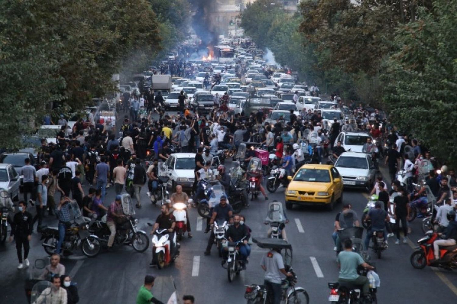 Las manifestaciones son cada vez más multitudinarias y en varias ciudades comienzan a ser reprimidas con balas de plomo / Foto: AFP