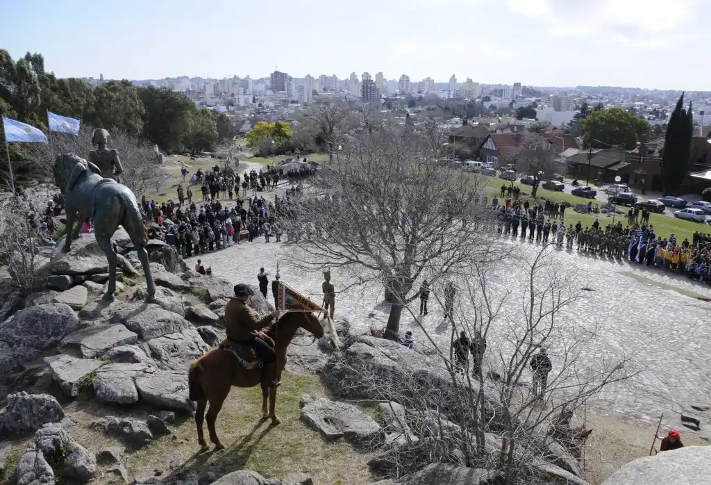 La Agrupación Criollos del Tandil  saludó al Padre de la Patria