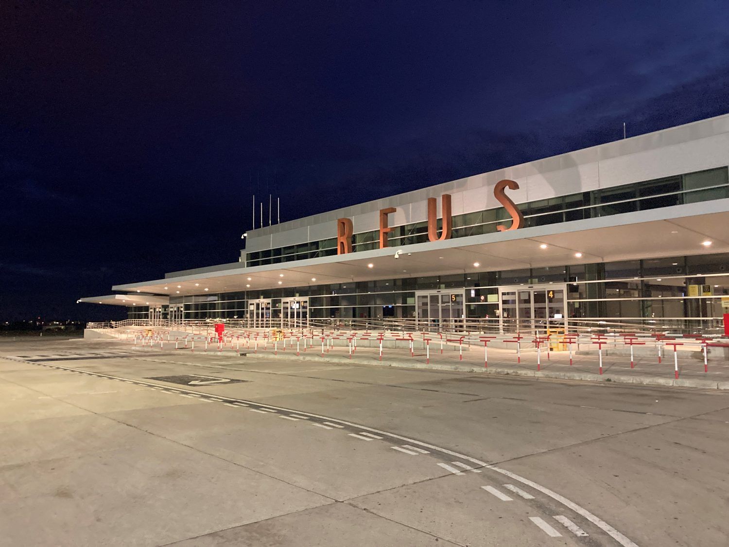 El aeropuerto de Reus reduce un 55% el consumo energético en la plataforma de aeronaves gracias a la nueva iluminación LED