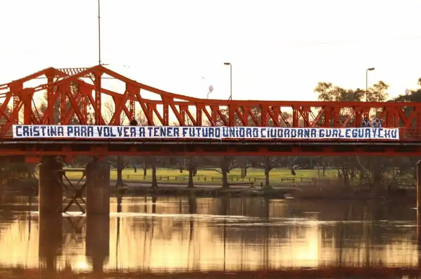 La historia detrás de la bandera del puente para pedir por la vuelta de Cristina