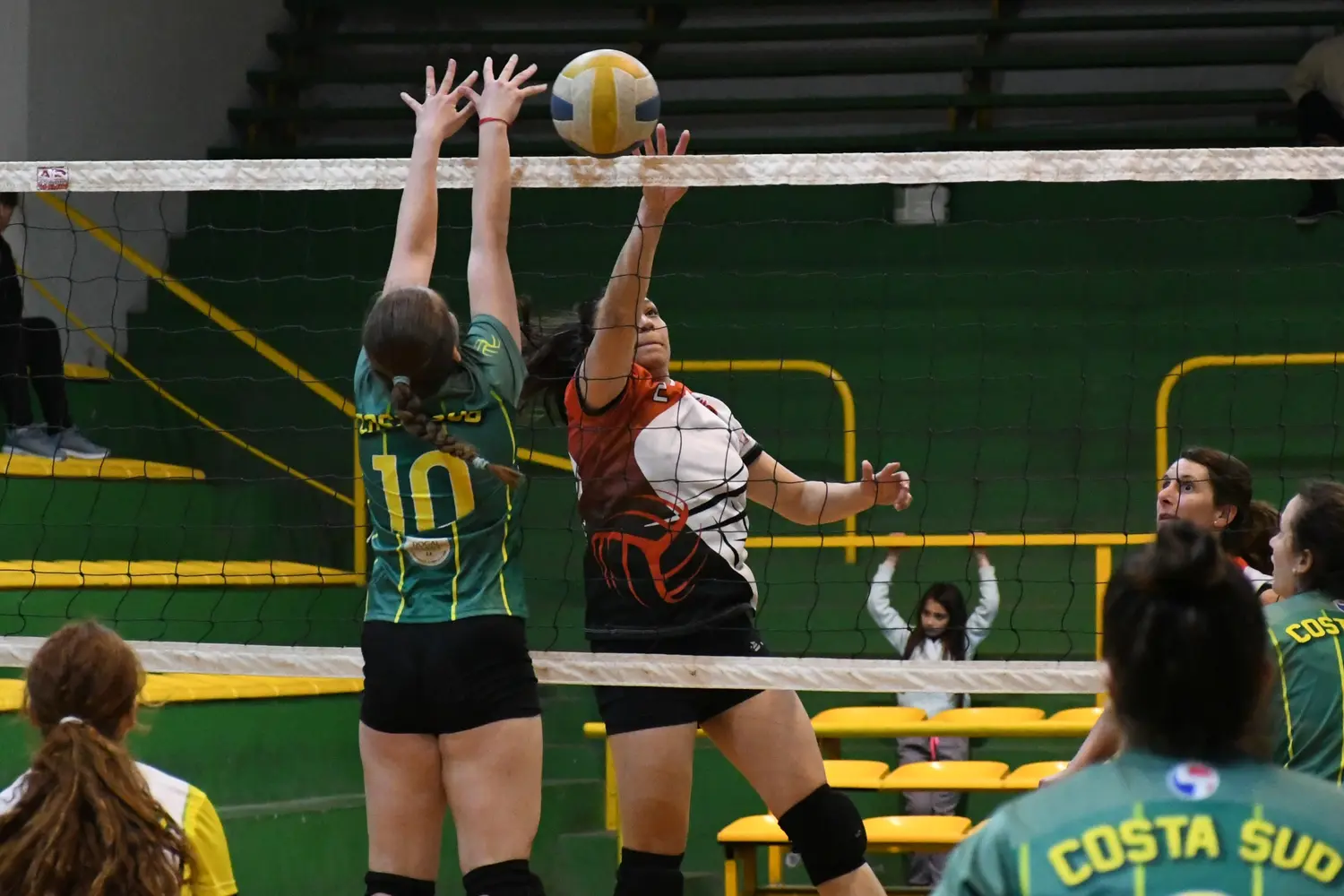 Tres partidos en la semana para el vóley de la Liga Municipal