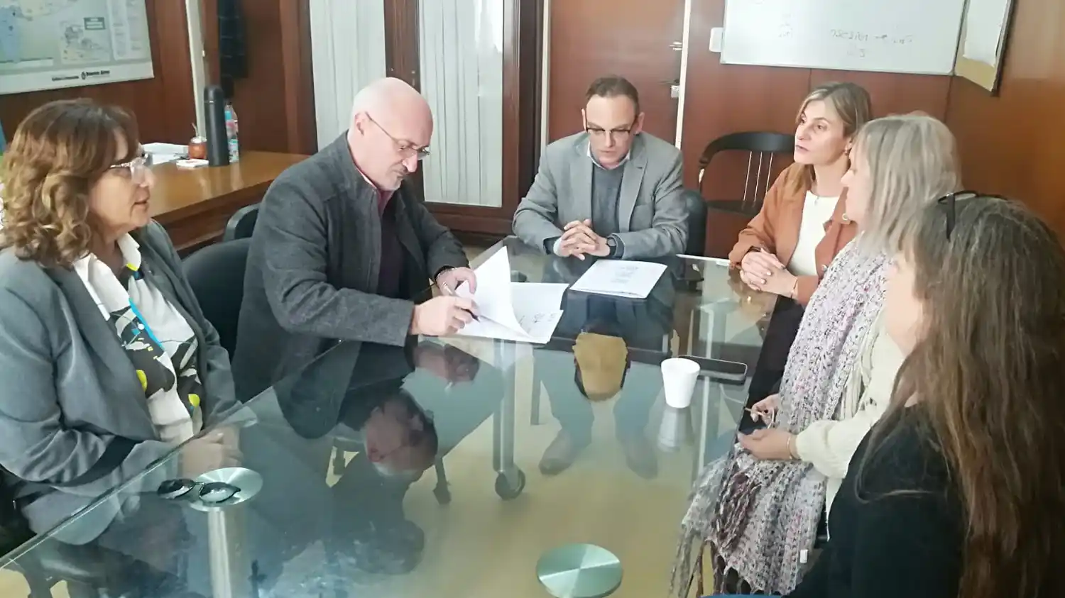 Participaron de la firma Alberto Enrique García, director provincial de Legal y Técnica, Mónica Fazio, directora de coordinación administrativa, y Andrea Canavery, jefa del departamento de coordinación institucional.