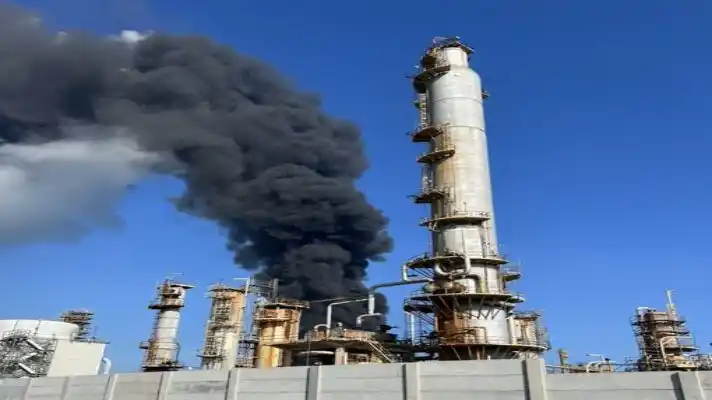 Reportan incendio en la refinería El Palito: presumen que las llamas vienen del área de desechos