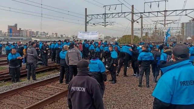 Otro cachetazo al laburante: Ahora no funciona el Tren Roca por un corte total de vías a la altura de Avellanda