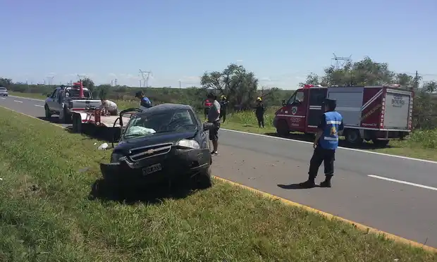 Un matrimonio que regresaba a su ciudad volcó en Ruta 12