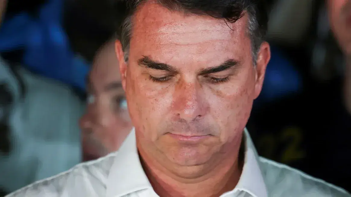 Flávio Bolsonaro tiene prohibido salir del país y debe entregar sus pasaportes