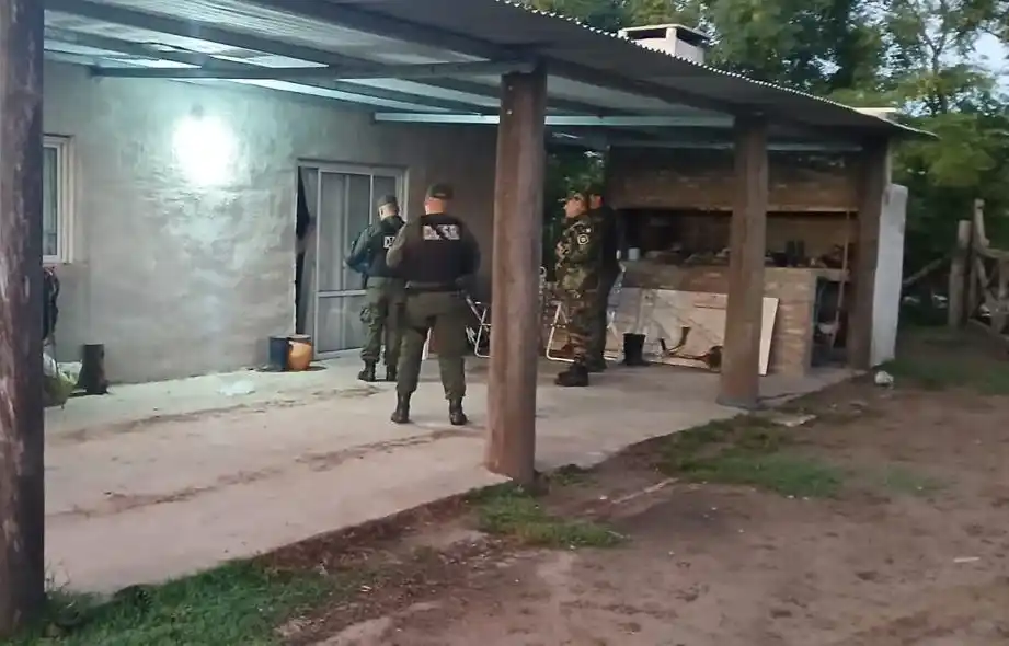 Allanamiento en Villa Cañás.