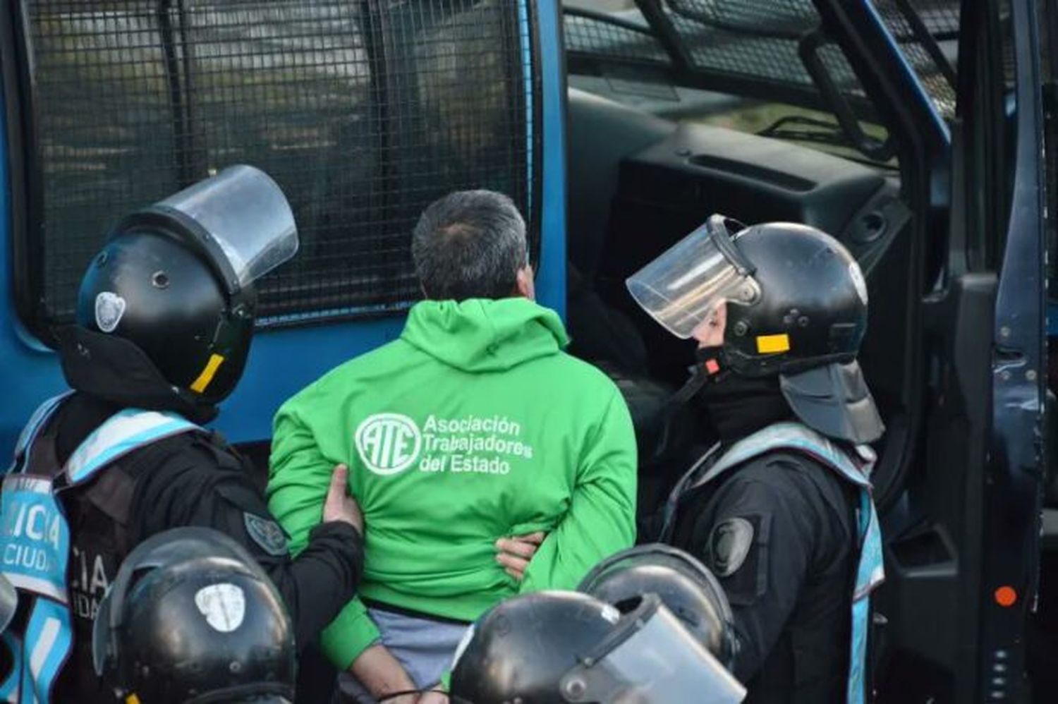 Tras una nueva ola de despidos en el Estado, ATE protestó en la puerta del INTI y hay dos detenidos.