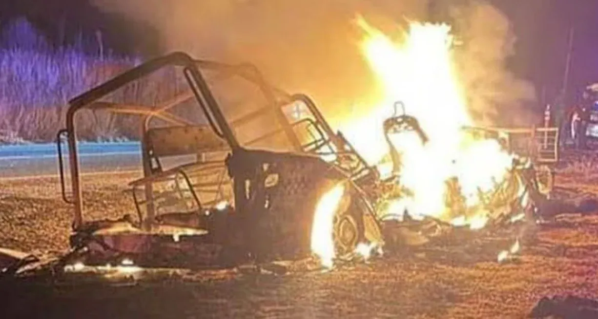 Los cuerpos fueron hallados diseminados alrededor de la patrulla incendiada.