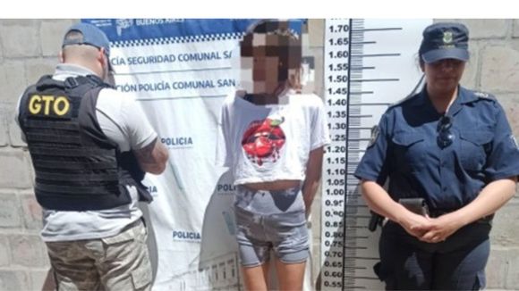 Una mujer detenida por robarle a un hombre y herirlo con un cuchillo