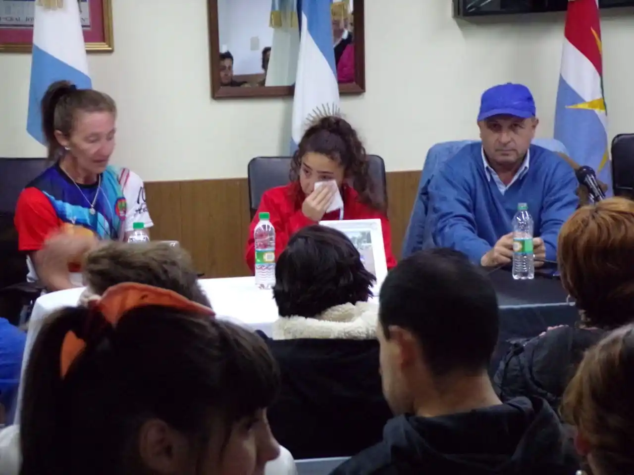 La emoción hasta las lágrimas cuando en el municipio se le entregaron reconocimientos por la labor cumplida en los Juegos Evita.