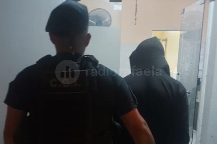 Lesionó a un efectivo, dañó un móvil policial y agredió a las personas de un asentamiento