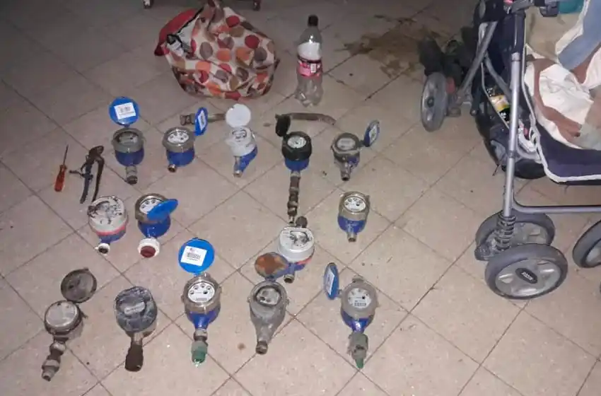 Detuvieron a 4 personas que robaban medidores de agua y los escondían en un cochecito de bebé