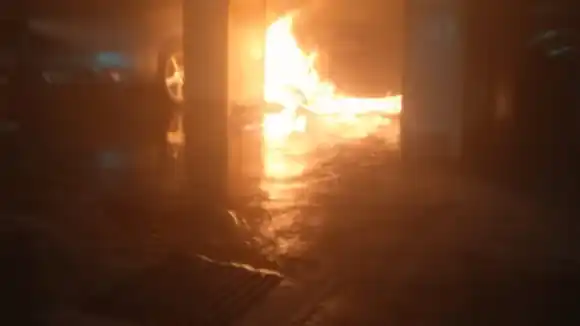 Vehículos se incendiaron dentro de un estacionamiento en el municipio Baruta