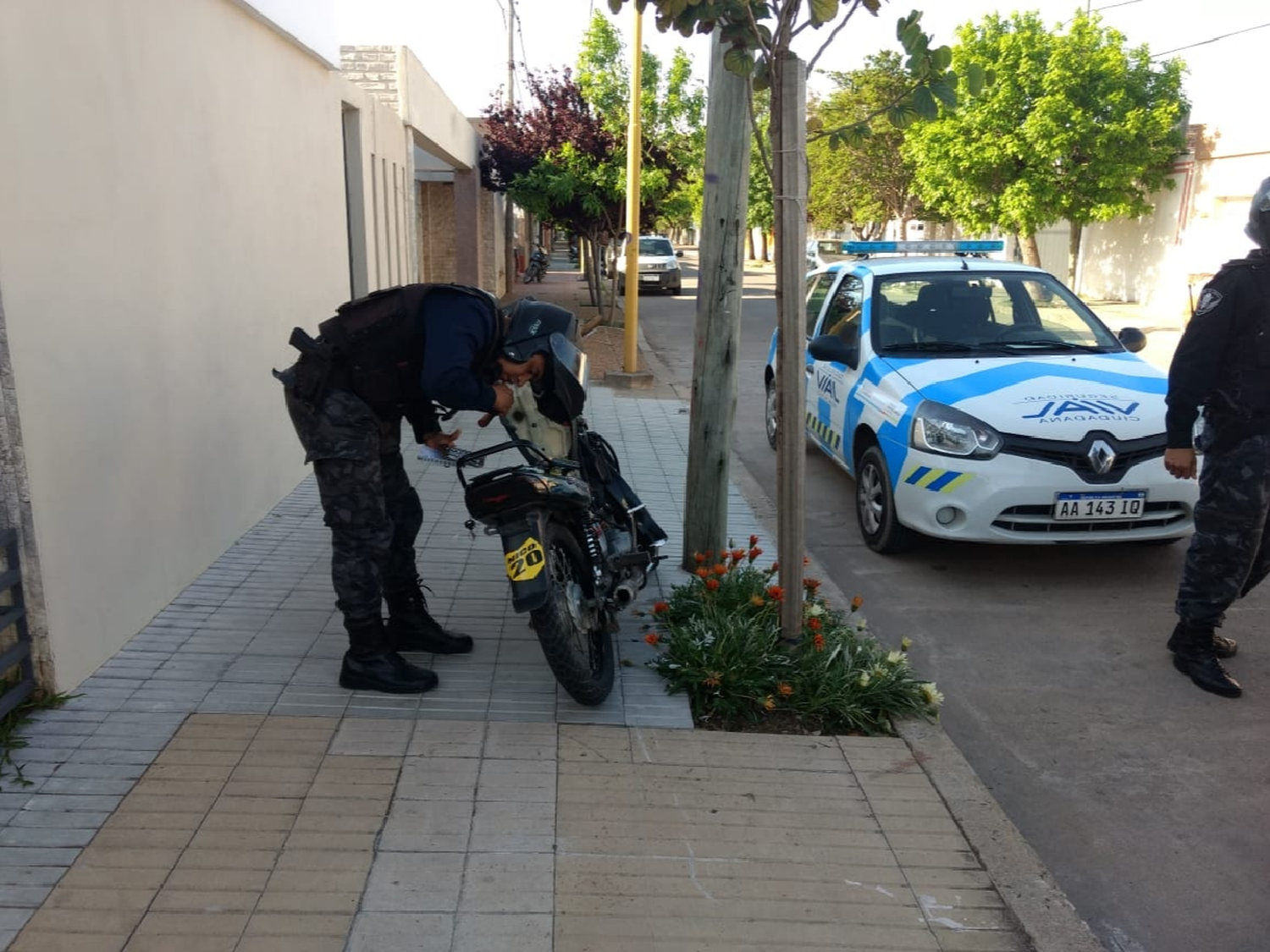 Motociclista escapó de control  vial y sufrió un accidente