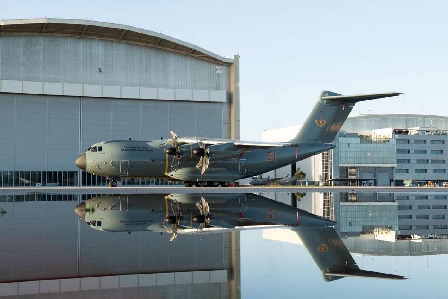 El primer Airbus A400M de la República de Kazajstán salió del taller de pintura