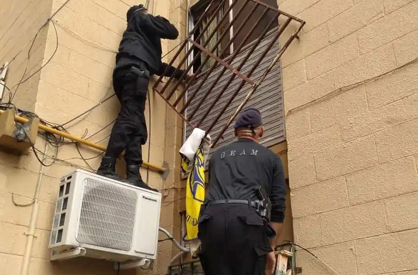 No encontraba a su hermana y la halló en estado de abandono dentro de su propia casa