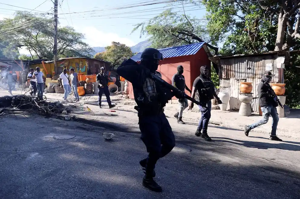 La policía llevó adelante diversos procedimientos en las calles de Puerto Príncipe.