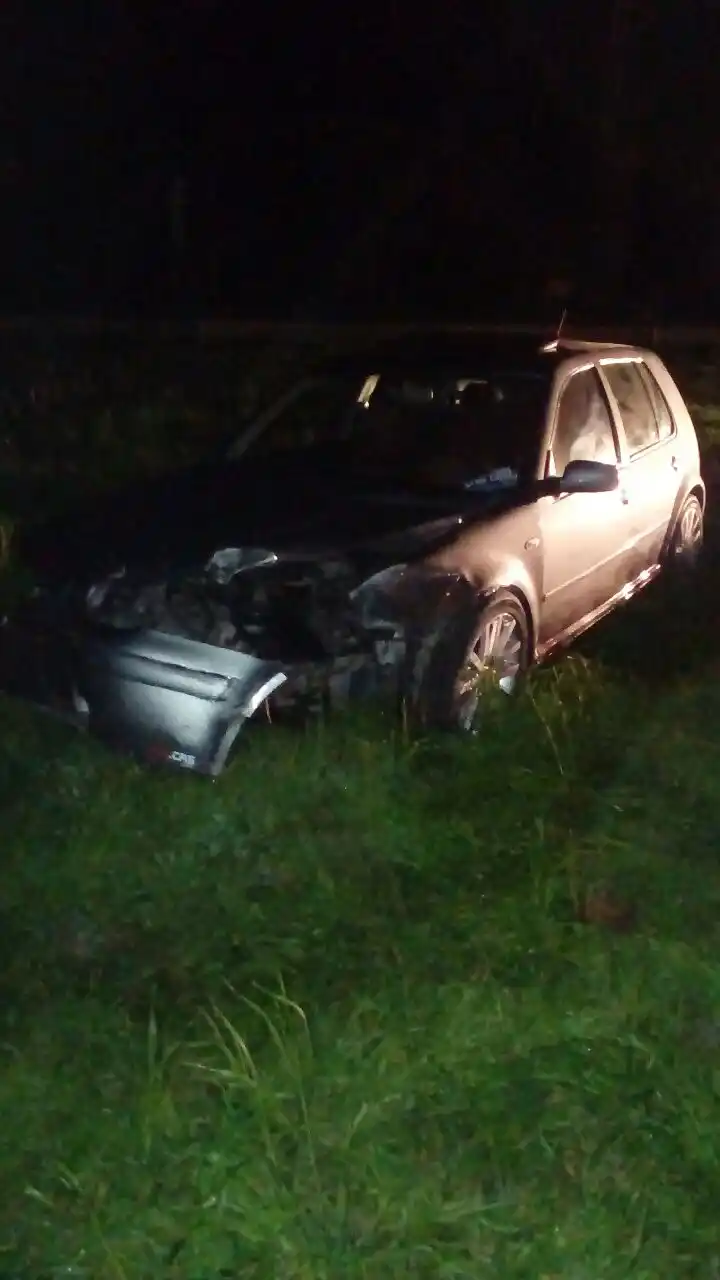 Perdió el control de vehículo y chocó un poste de luz