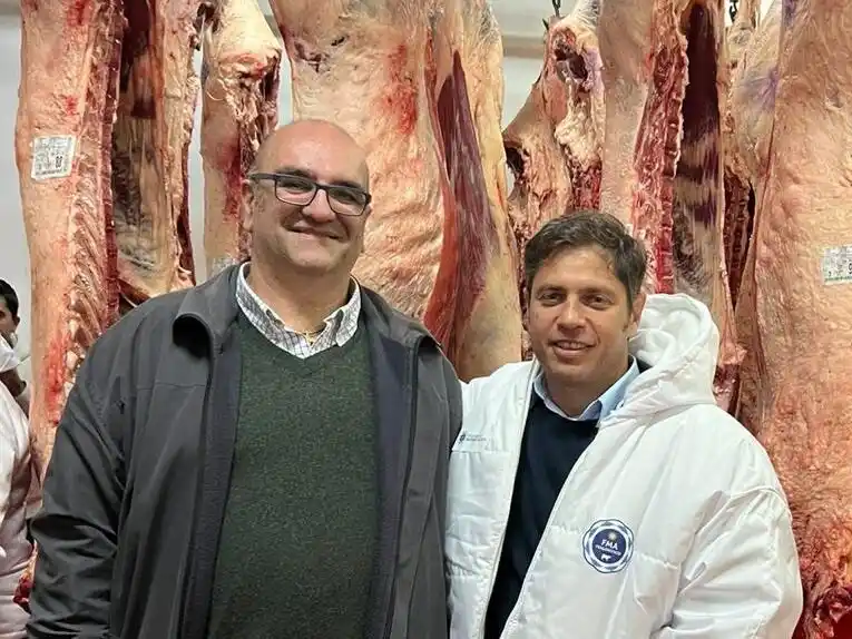 Benseny junto al gobernador Kicillof el día de la inauguración del frigorífico.