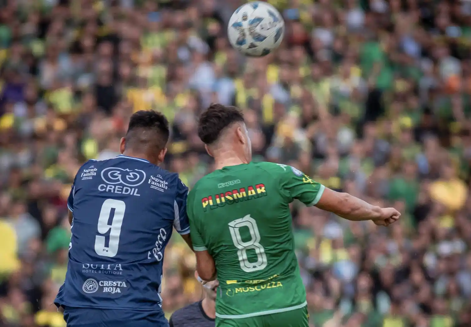 Franco y Esponda peleando por el balón en el aire (Foto: Florencia Arroyos - Marca Deportiv)
