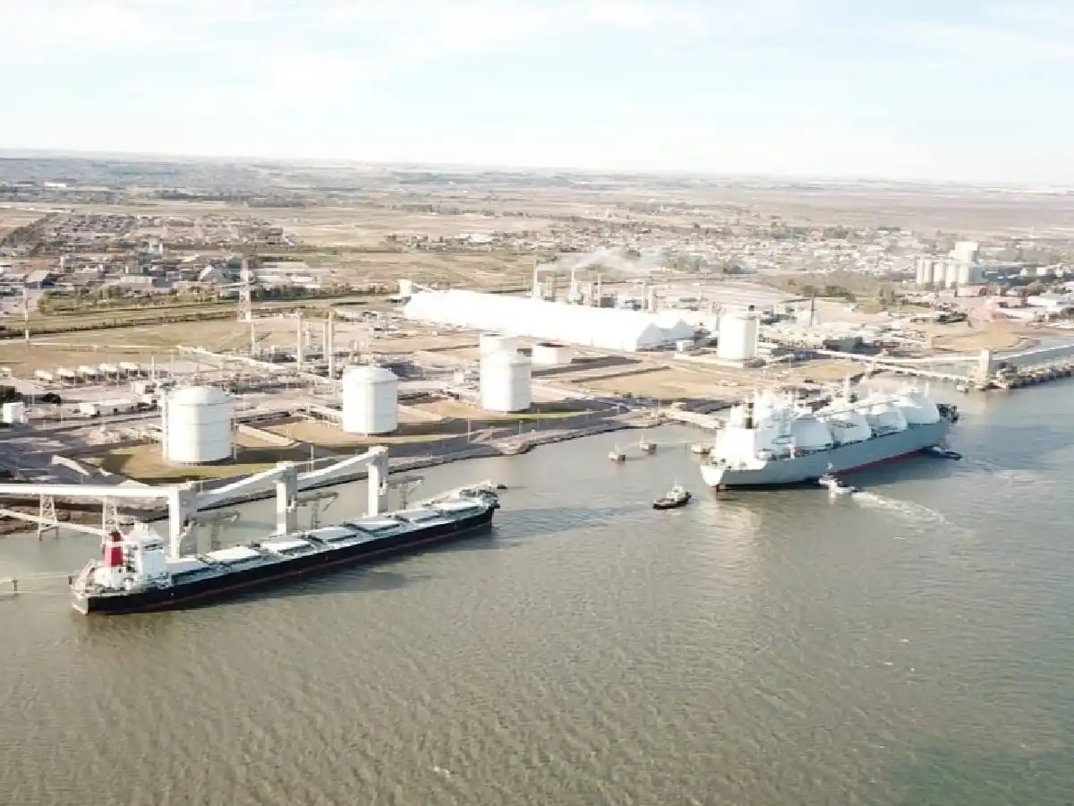 La petrolera YPF inició la primera exportación de gas licuado desde la Argentina
