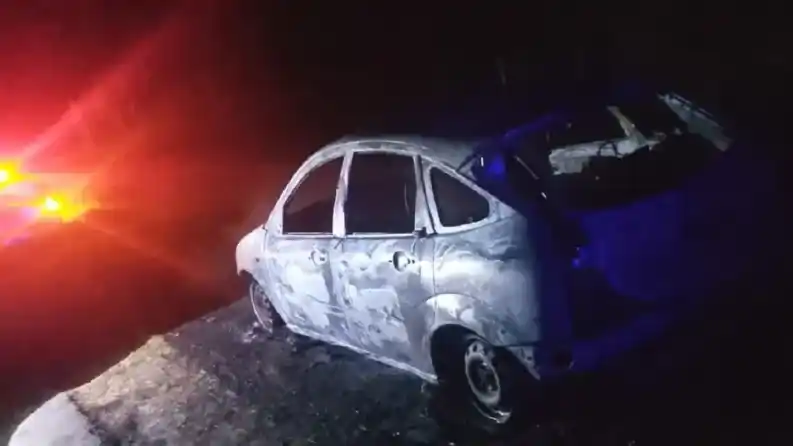 Un auto se incendió completamente en el Acceso 45 camino a Ibicuy: el conductor logró salir a tiempo