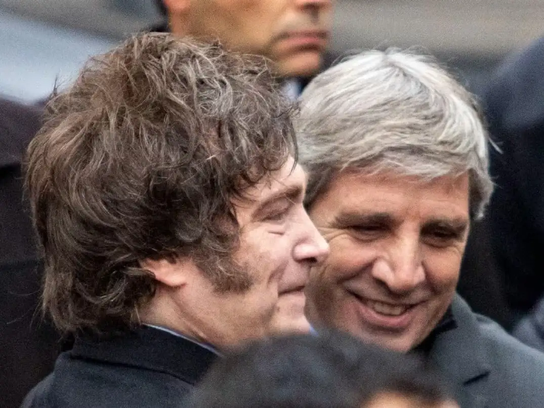 El presidente Javier Milei junto con el ministro de Economía, Luis Caputo. (Foto: NA/Daniel Vides).