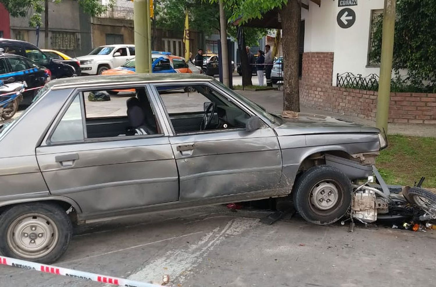 El conductor de un auto atropelló a una manifestante de la CCC: intentó escapar y chocó con una moto