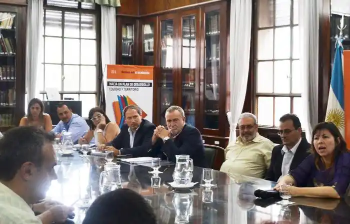 Paritarias estatales: UPCN y FEGEPPBA aceptaron la oferta de Scioli pero ATE la rechazó