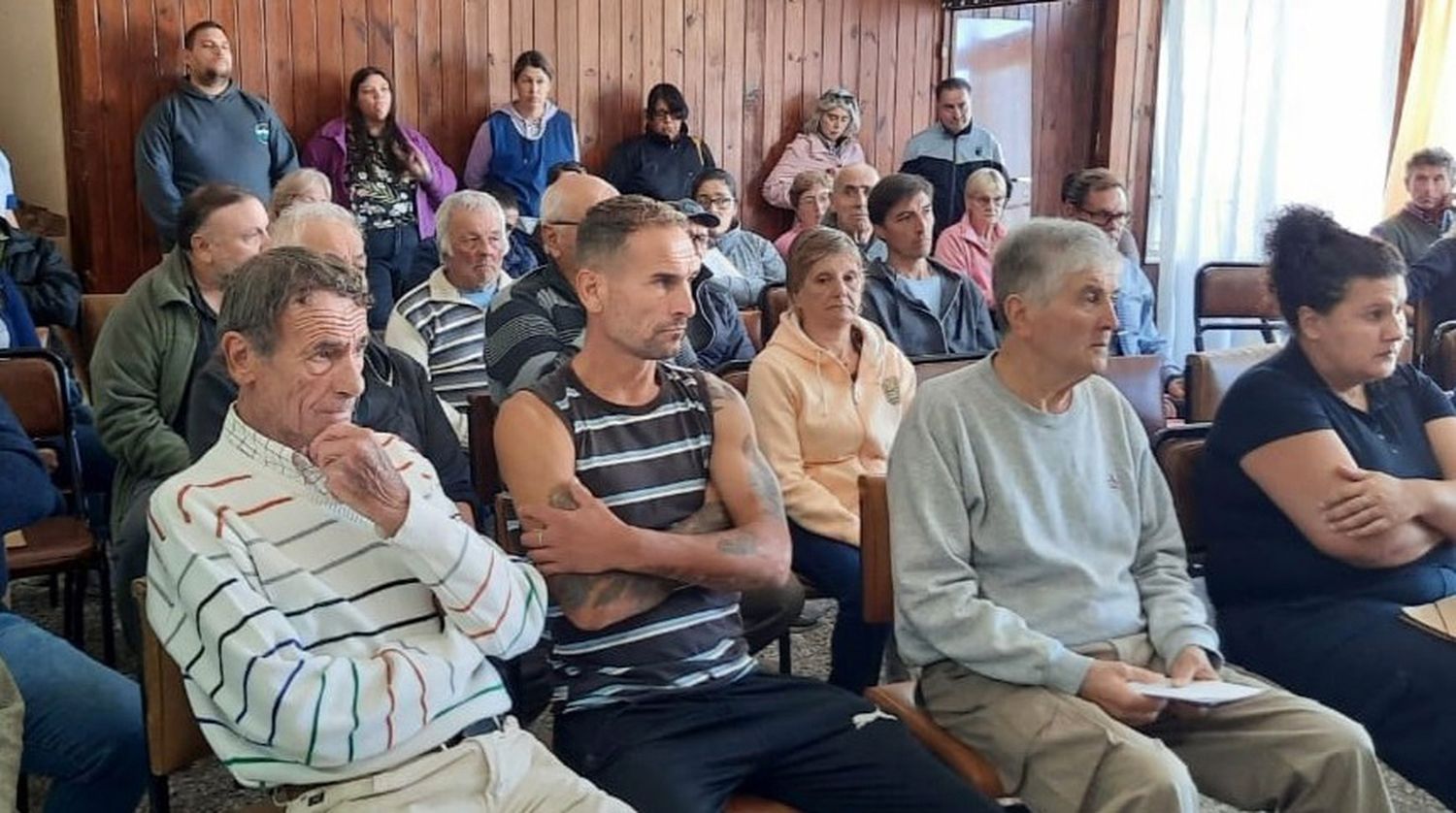 Reunión. Vecinos de dos barrios participaron de la charla informativa