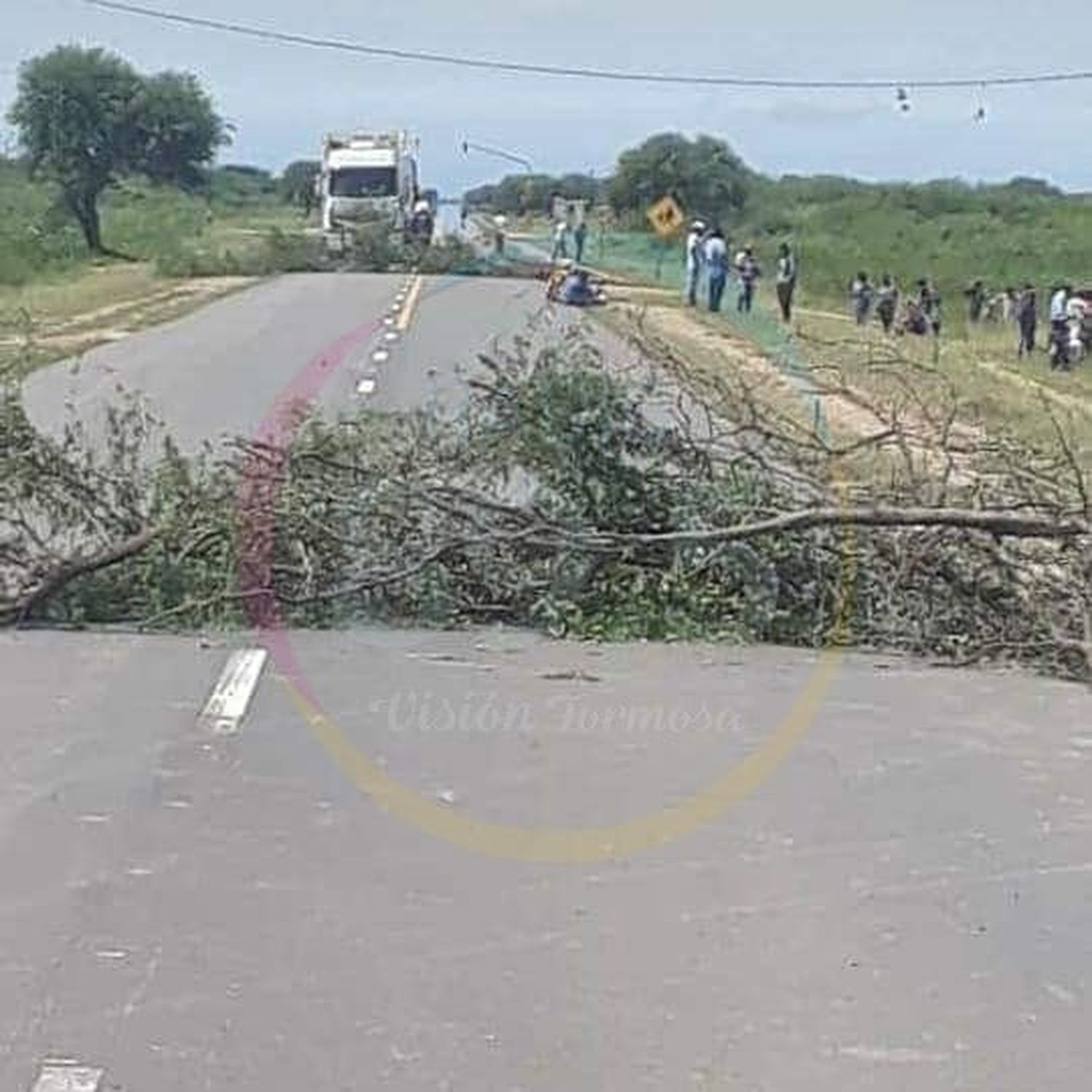 Corte en ruta 86 a la altura de Misión Tacaaglé, originarios piden más cajas alimentarias