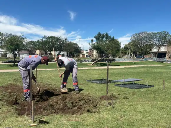 Comenzó la instalación de juegos infantiles en el Skate Park