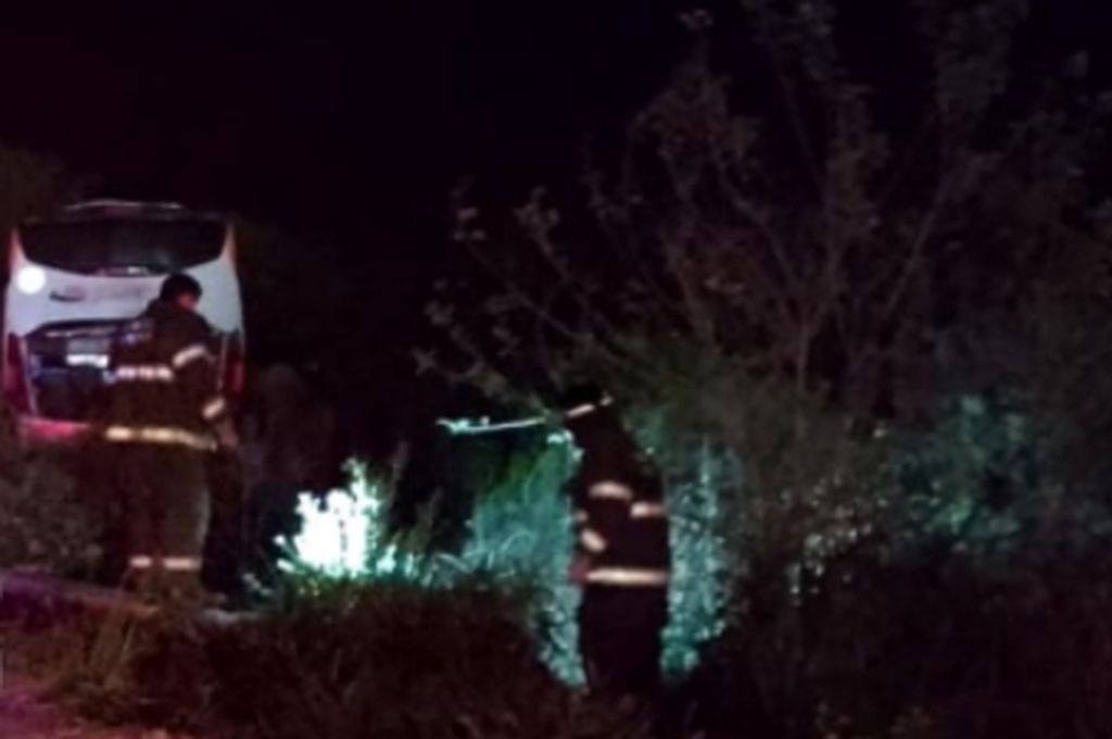 Volcó un micro con pasajeros en Timbúes: hay heridos