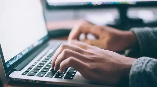 Anuncio de Educación: Cómo comprar computadoras en 36 cuotas si soy docente