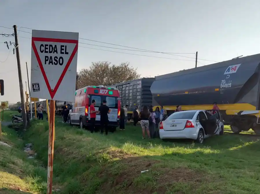 Un hombre murió luego de que un tres chocara contra un auto en San Lorenzo.